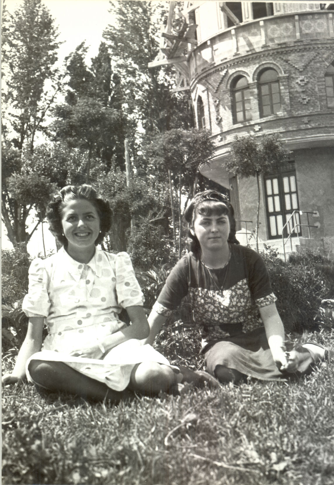 Dos chicas sentadas delante de la Casa del Barco en los años 30