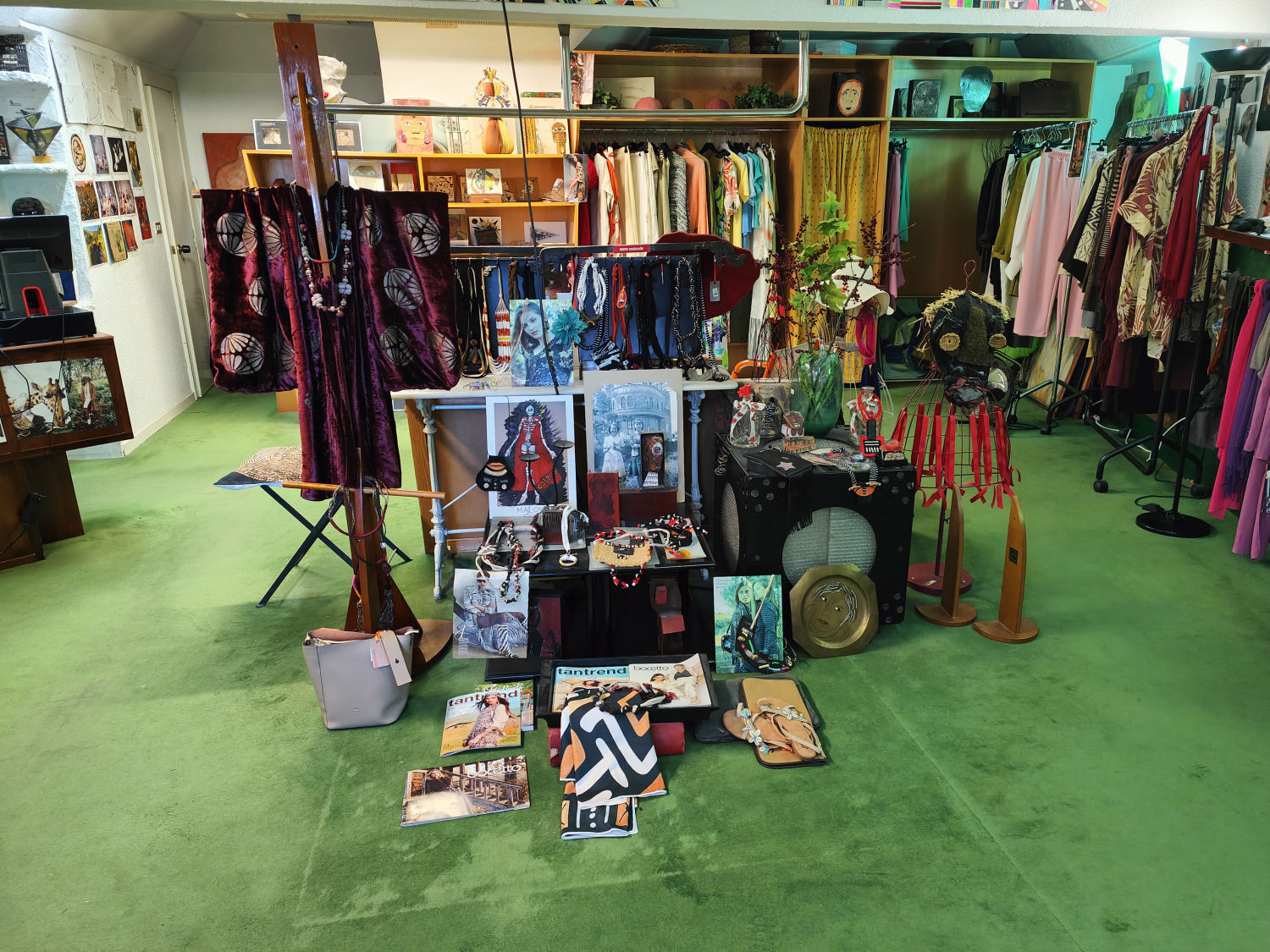 Moda, bisutería y piezas de arte en el espacio principal