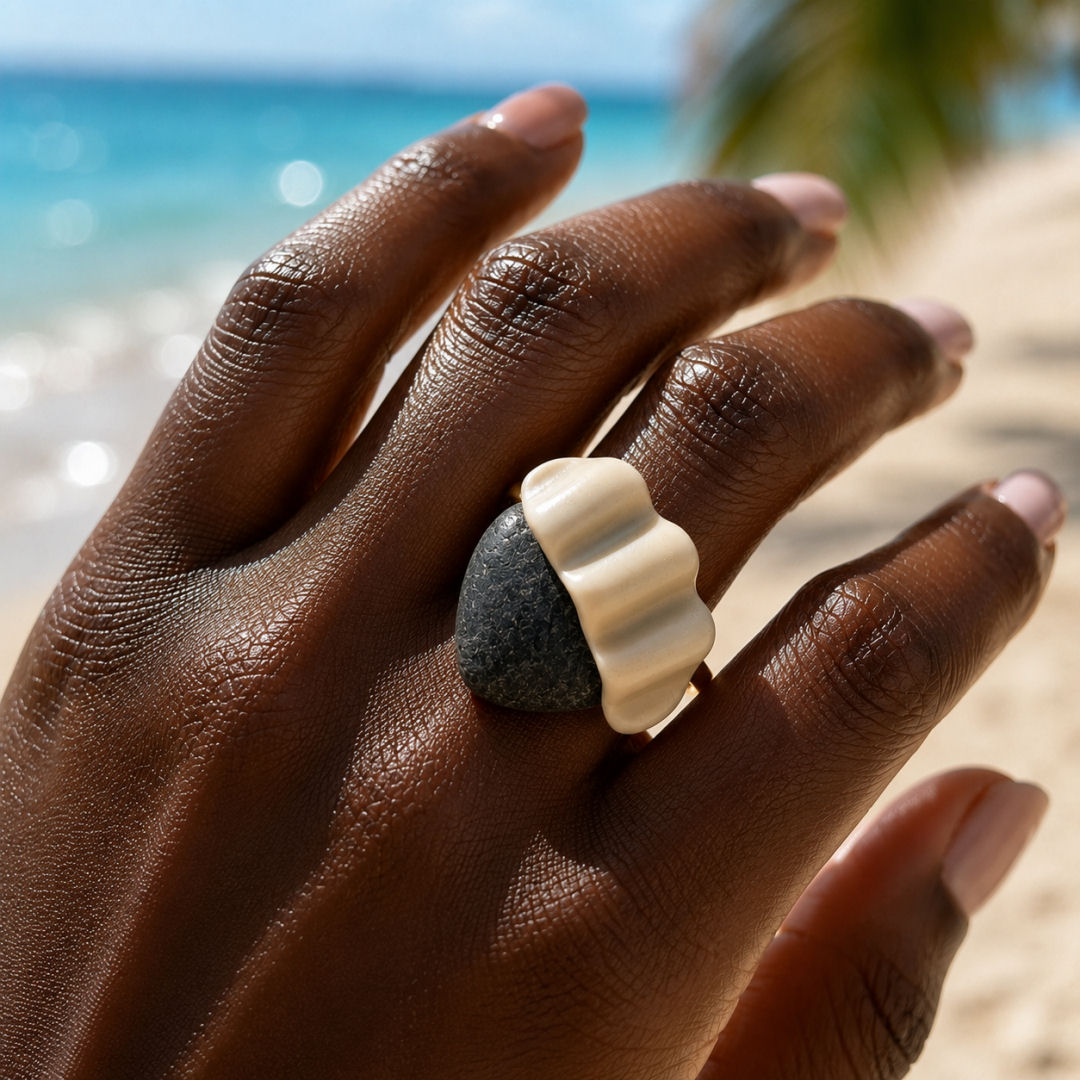 Bague artisanale réglable en pierre et coquillage naturels sur acier inoxydable doré