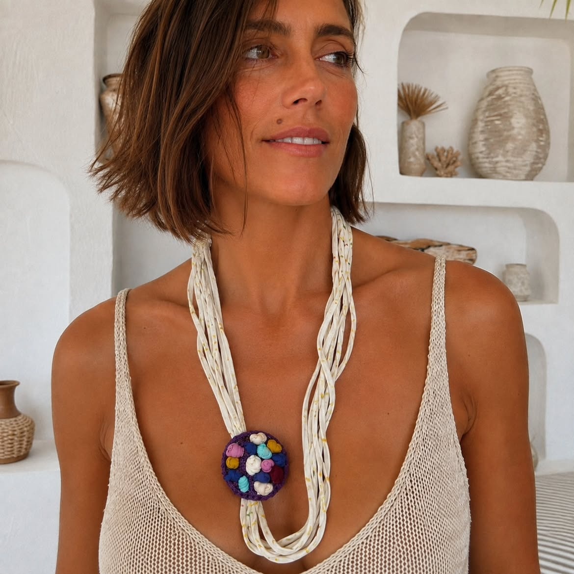 Collar artesanal multilínea de tela con detalle lateral de fragmentos textiles multicolor